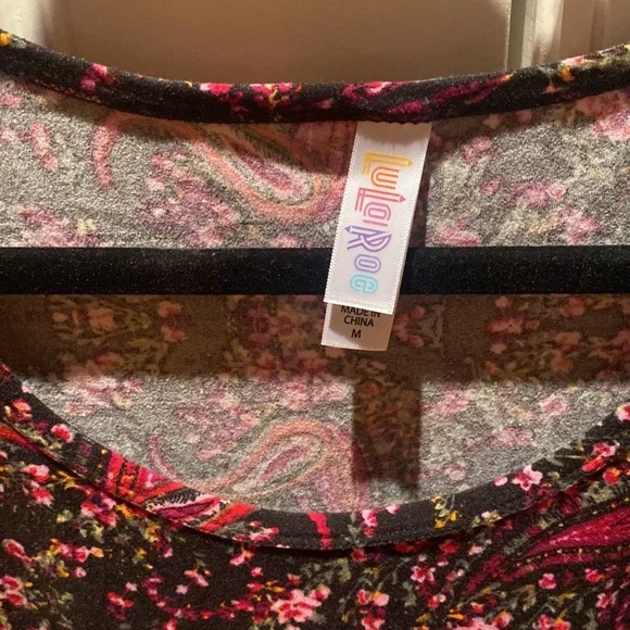 Like NEW - LuLaRoe Black/Red Floral Tunic Top - Classic Tee - Very Soft - Picture 3 of 5